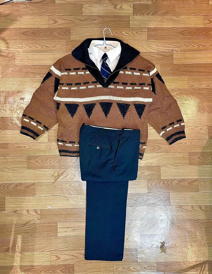 Outfit ( pull/cardigan/débardeur , chemise cravate pantalon)