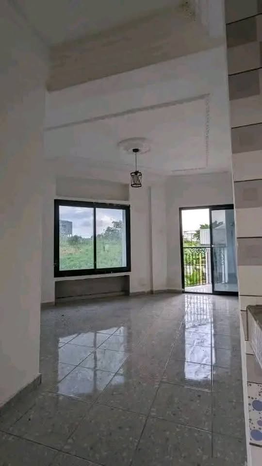 Grande chambre moderne à louer nkolbong boulevard japoma 50 mil eau gratuit