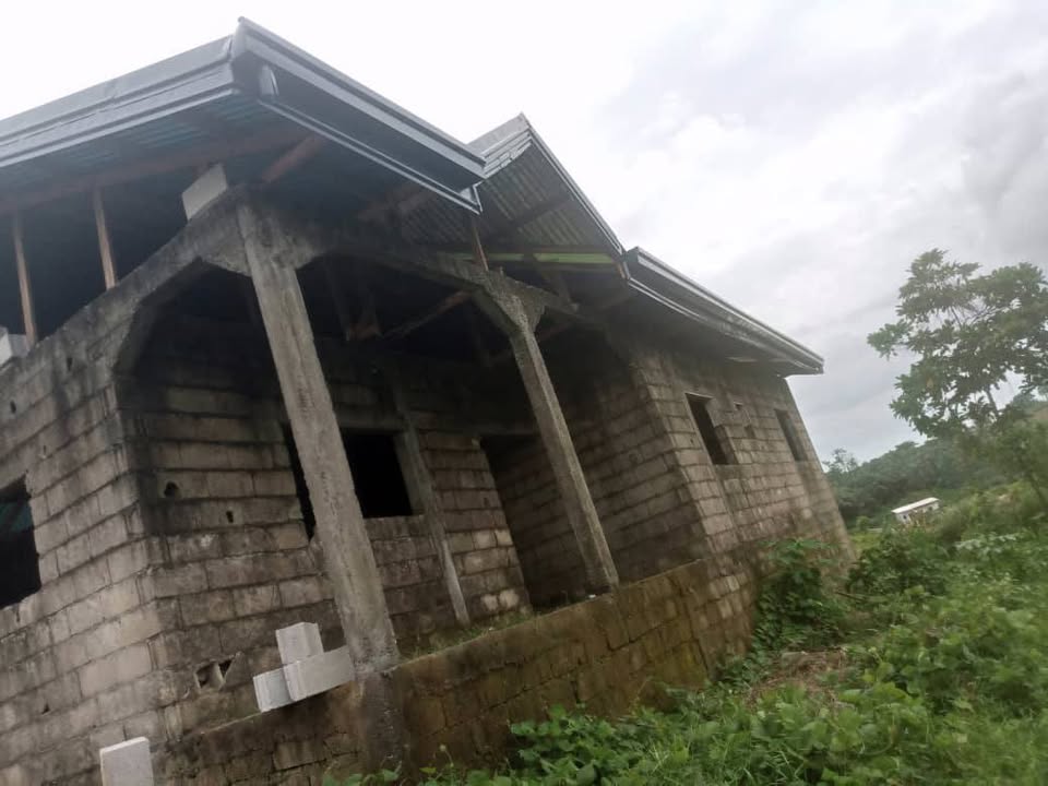  Terrain à vendre (250m²)avec maison d'habitation dessus( gros oeuvres