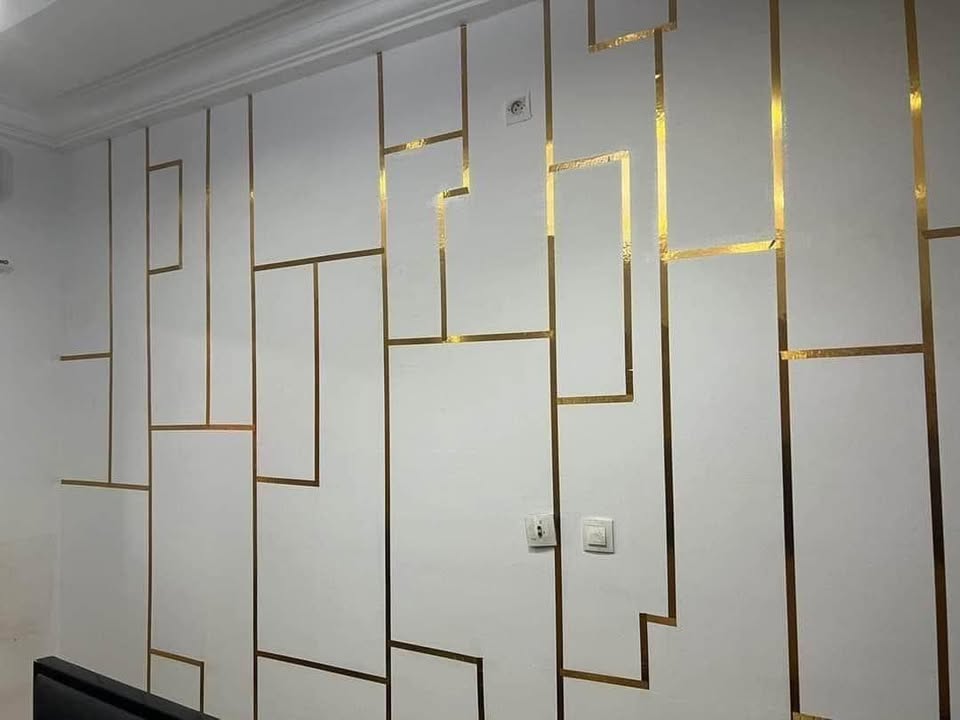 Décoration dorée pour mur adhésif